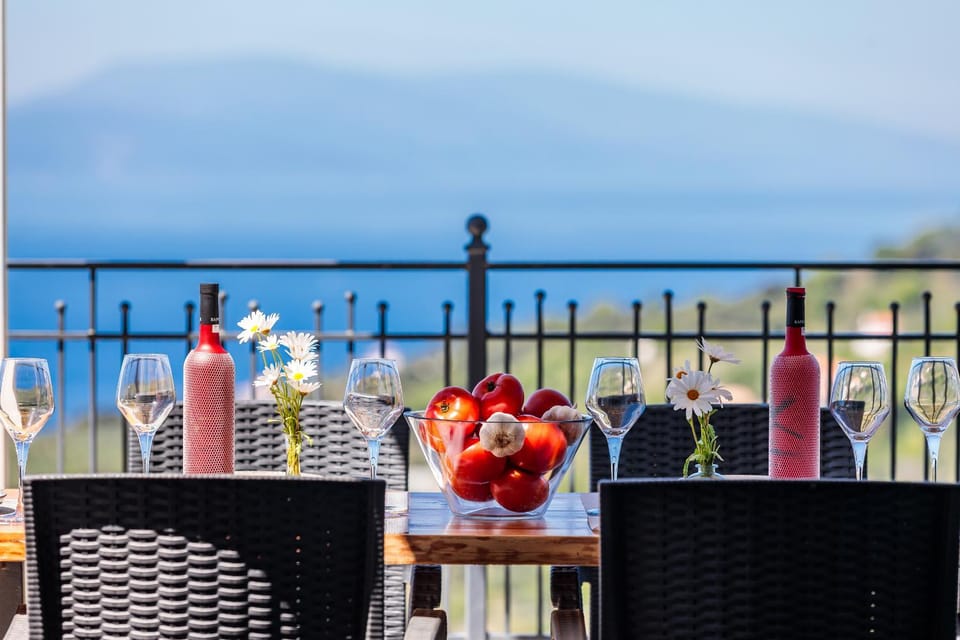 View (from property/room), Balcony/Terrace, Dining area, Sea view