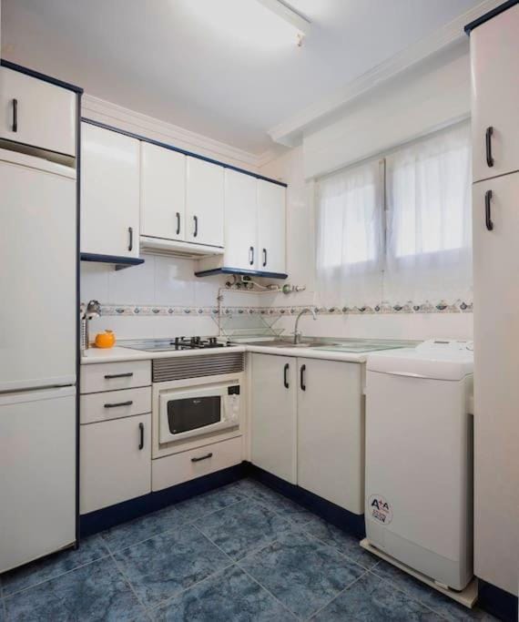 Kitchen or kitchenette, minibar, stove