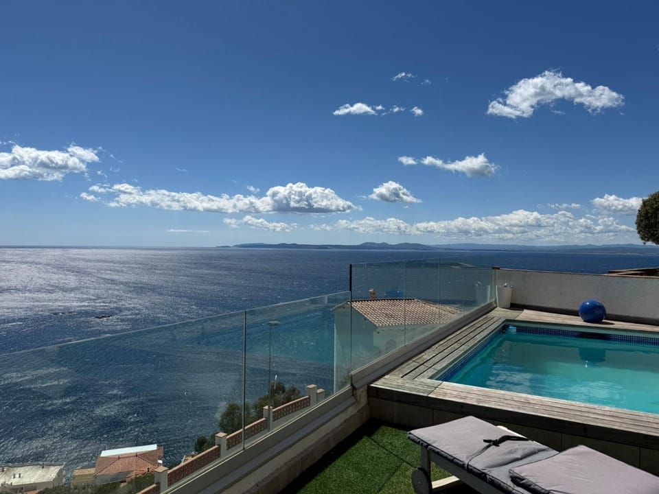 Villa à Canyelles, piscine et SPA à bulles privés , vue panoramique Villa in Roses