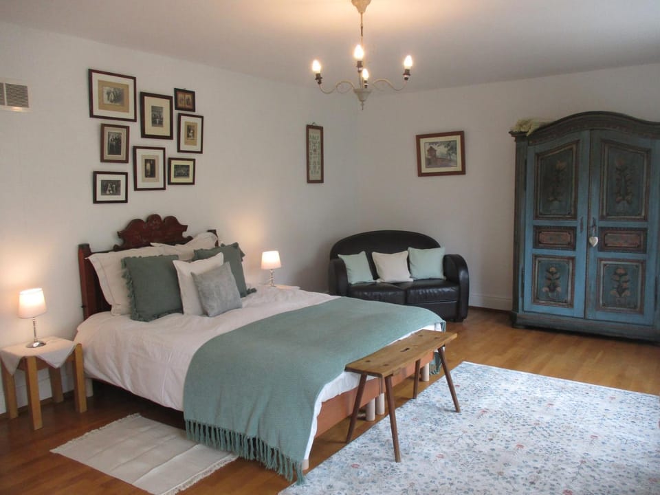 Bed, Living room, Photo of the whole room, Bedroom