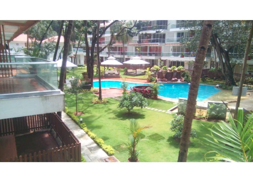 Property building, Garden view, Pool view, Swimming pool