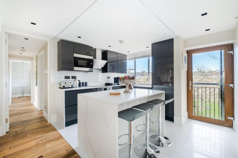 Kitchen or kitchenette, Dining area, dishwasher, oven, toaster