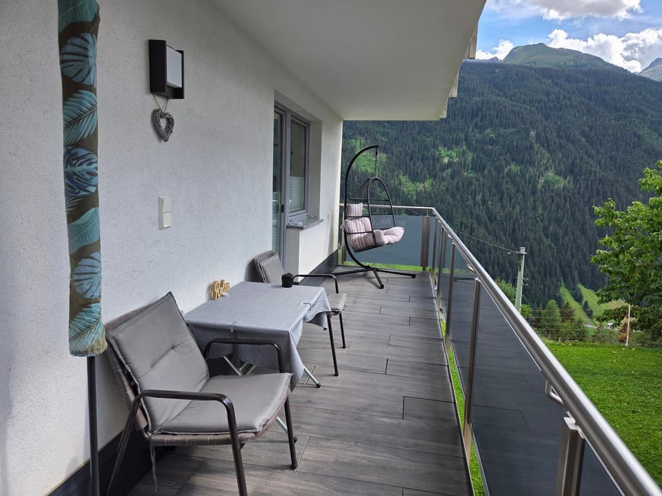 Patio, Day, Natural landscape, View (from property/room), Balcony/Terrace, Dining area, Mountain view