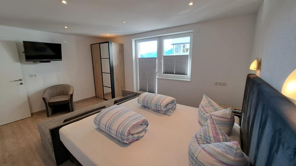 Bed, TV and multimedia, Photo of the whole room, Bedroom