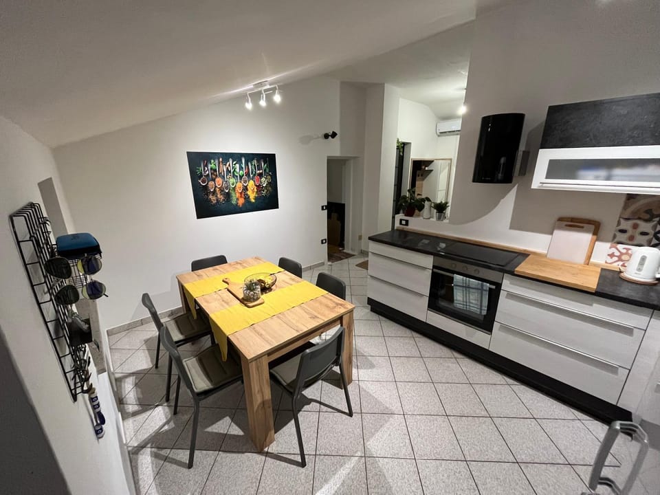 Kitchen or kitchenette, Dining area, minibar, pet friendly, stove