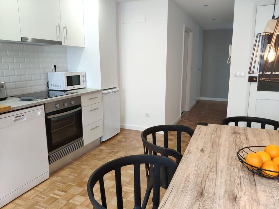 Kitchen or kitchenette, Food and drinks, Dining area, dishwasher, minibar, pet friendly, stove, toaster