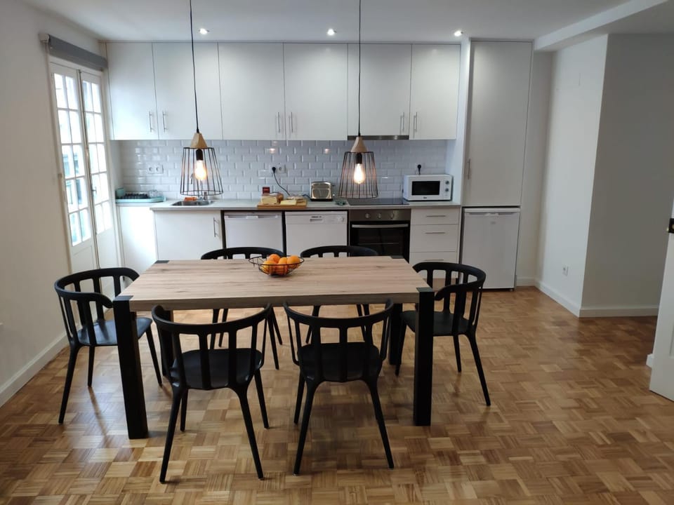 Kitchen or kitchenette, Dining area, minibar, pet friendly, stove