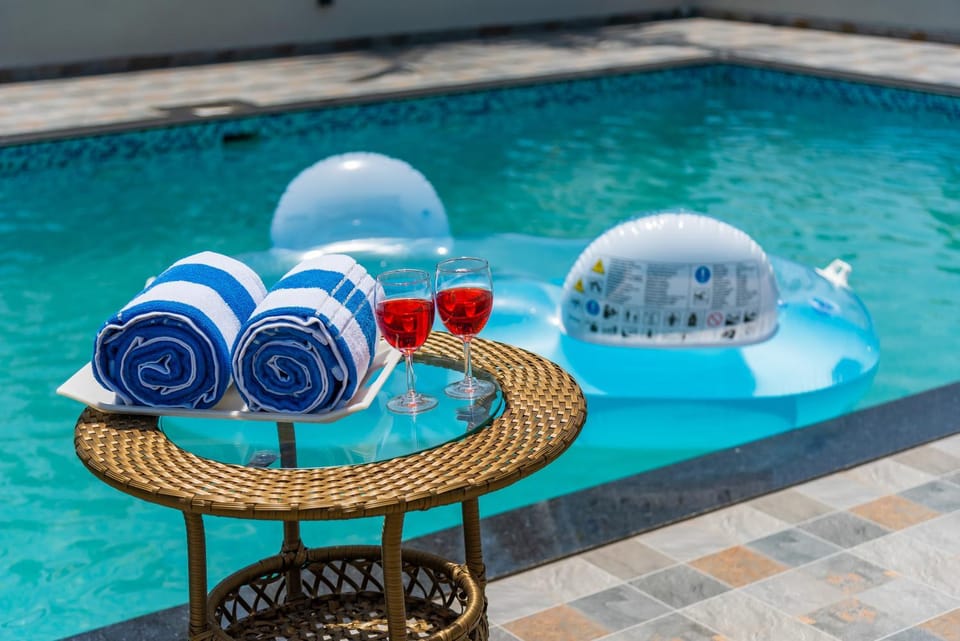 Food and drinks, Pool view, Swimming pool, Drinks