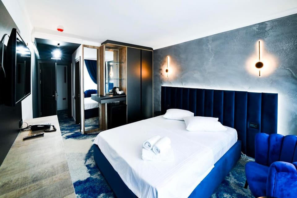 Bed, TV and multimedia, Photo of the whole room, Bedroom, towels
