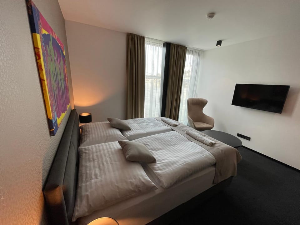 Bed, TV and multimedia, Photo of the whole room, Bedroom