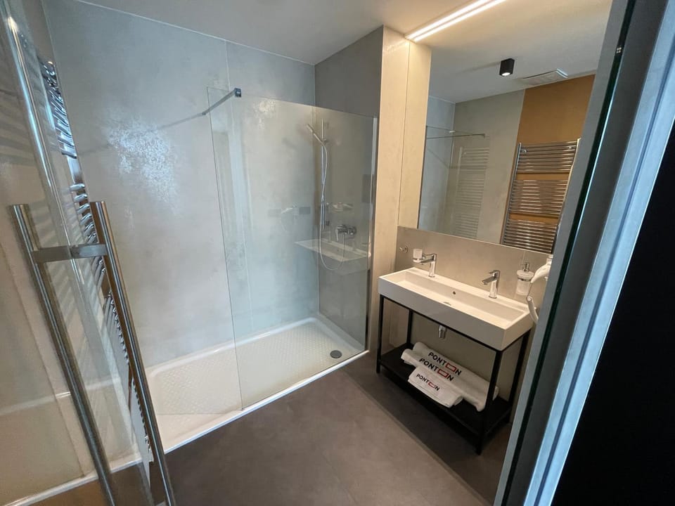 Shower, Bathroom, towels