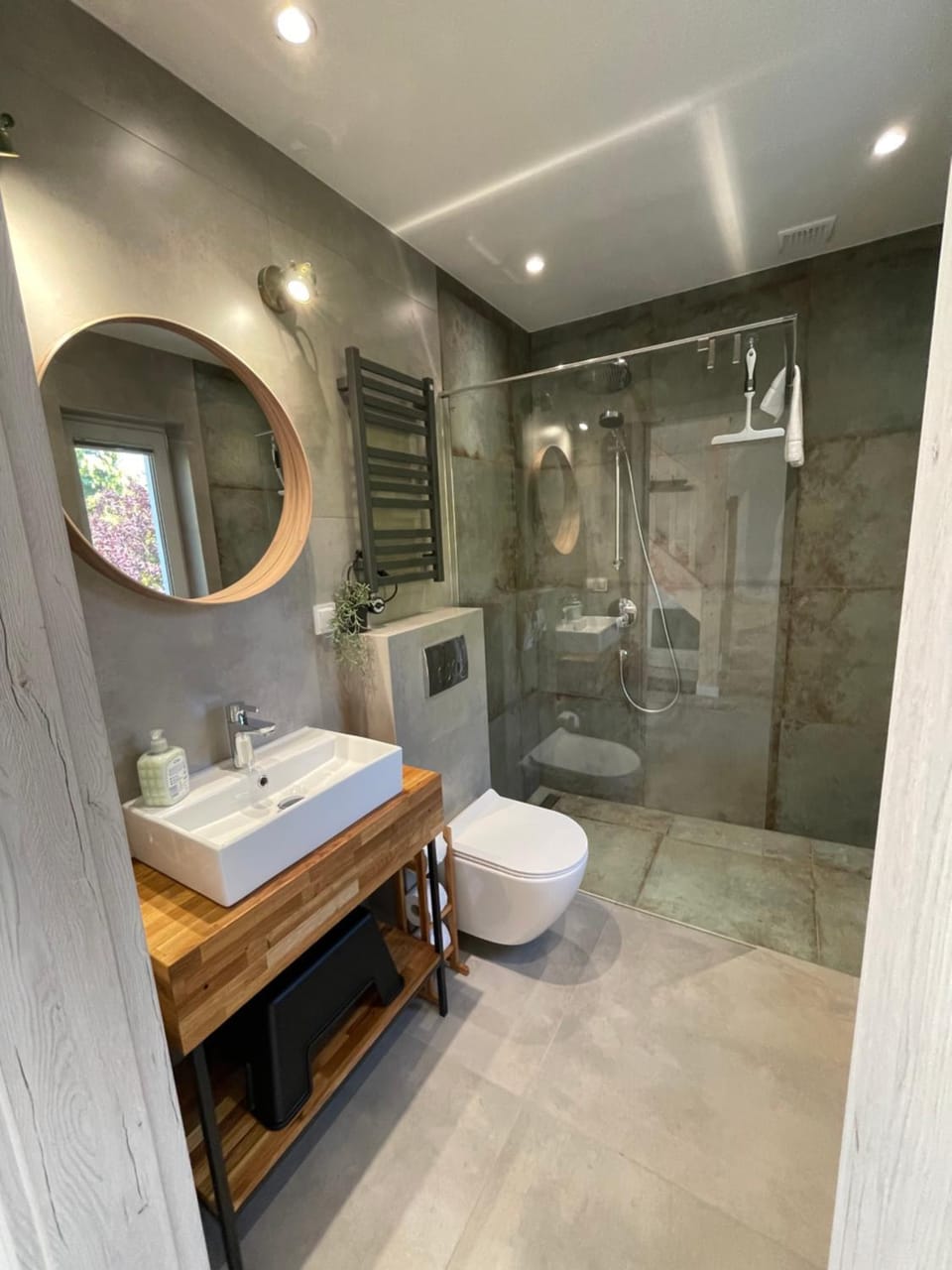 Shower, Toilet, Decorative detail, towels