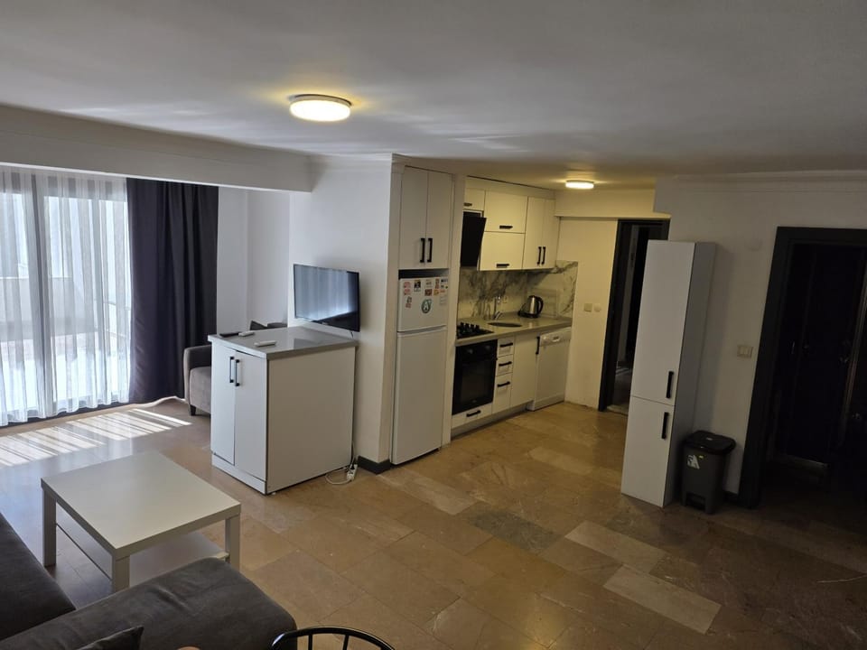 Coffee/tea facilities, Dining area, dishwasher, oven, stove, kitchen