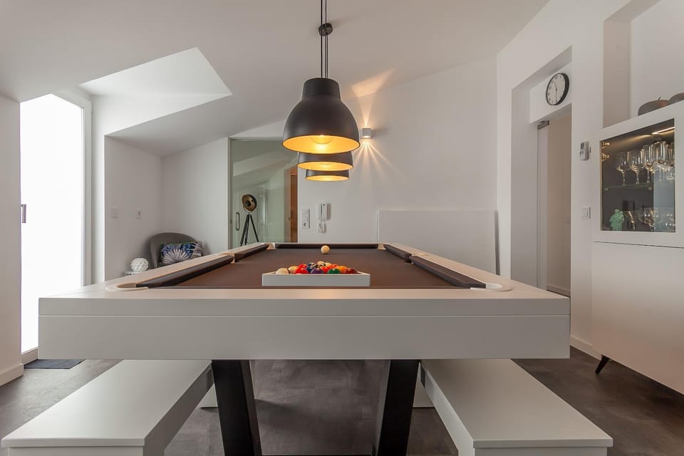 Billiard, Game Room