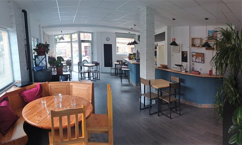 Restaurant/places to eat, Lounge or bar
