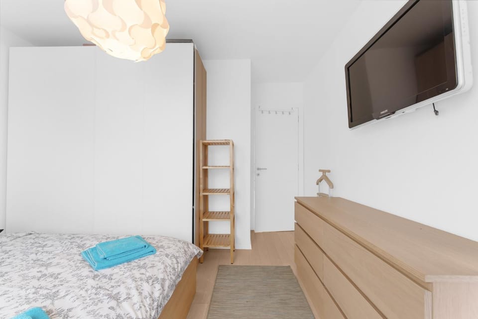Bedroom, towels