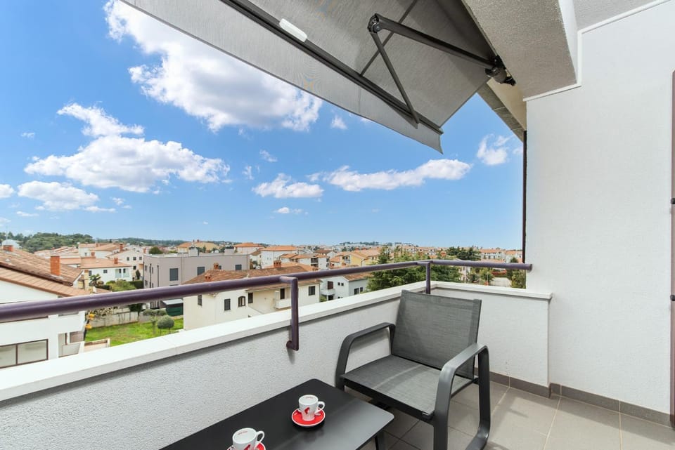 View (from property/room), Balcony/Terrace, Seating area, City view