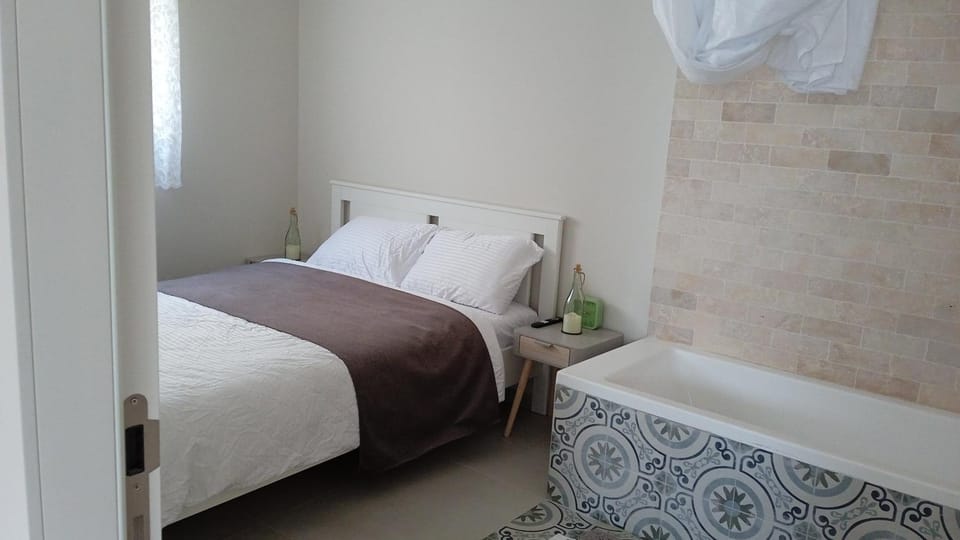 Bed, Hot Tub, Bedroom, Bath