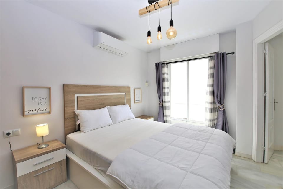 Bed, Photo of the whole room, Bedroom, air conditioner