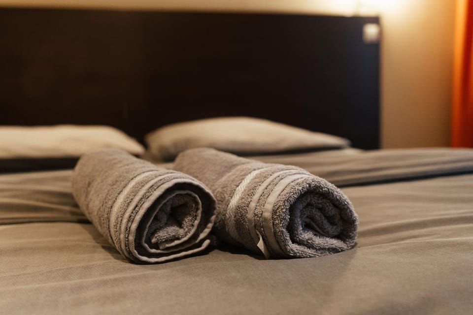 Bedroom, towels