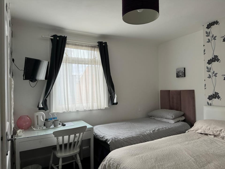 Bed, TV and multimedia, Bedroom