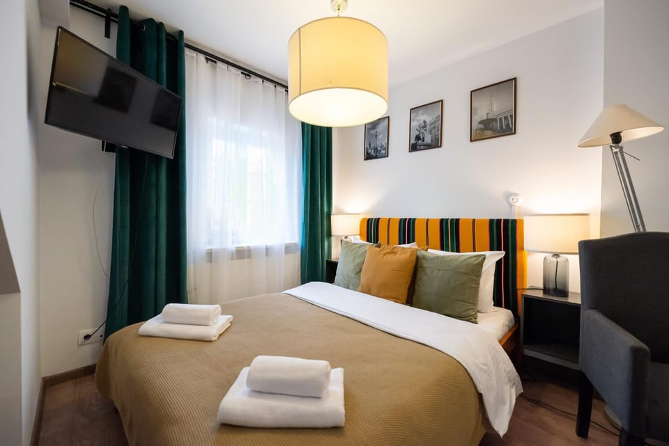 Bed, TV and multimedia, Photo of the whole room, Bedroom, towels