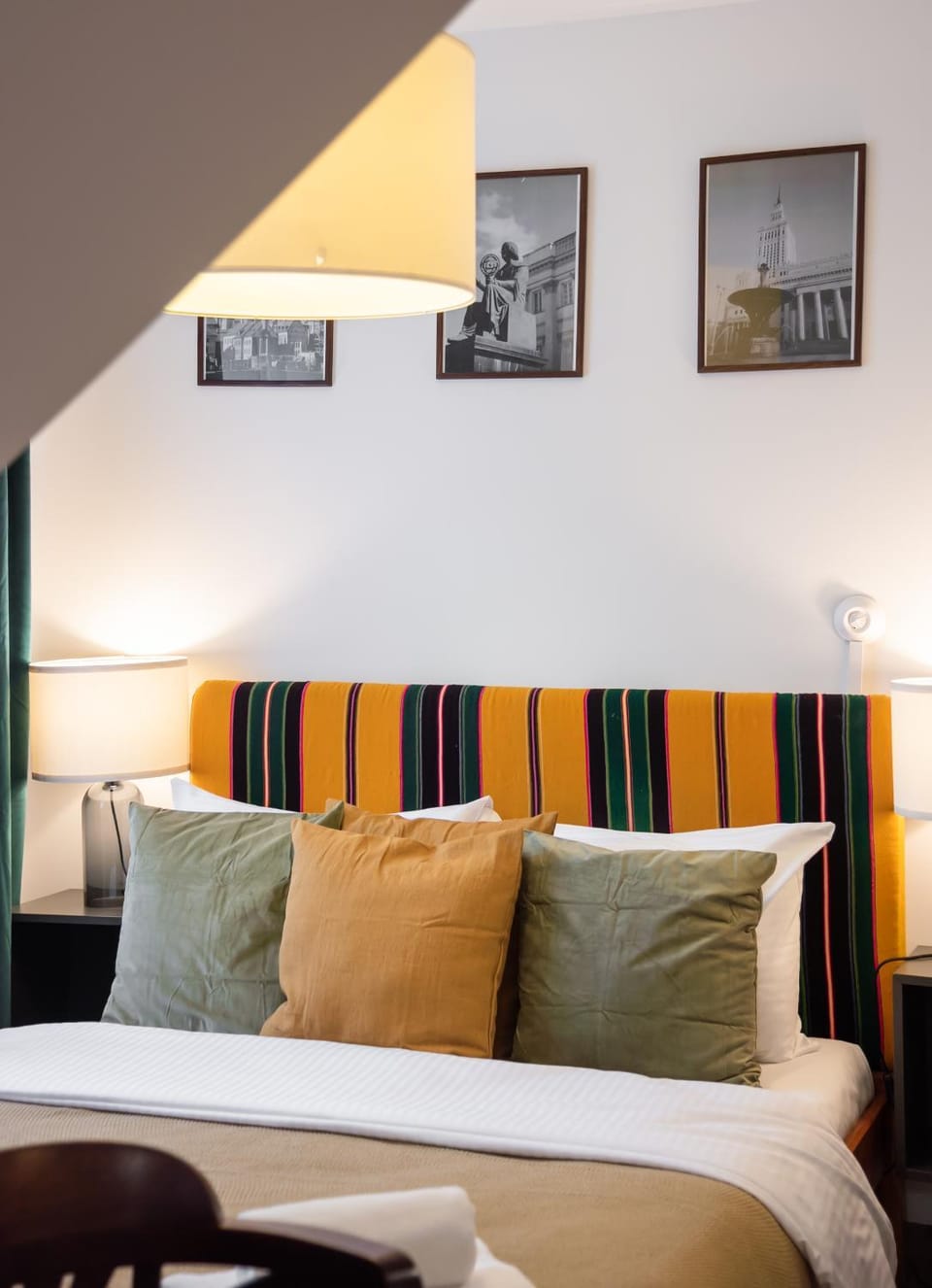 Bed, Living room, Photo of the whole room, Seating area, Bedroom