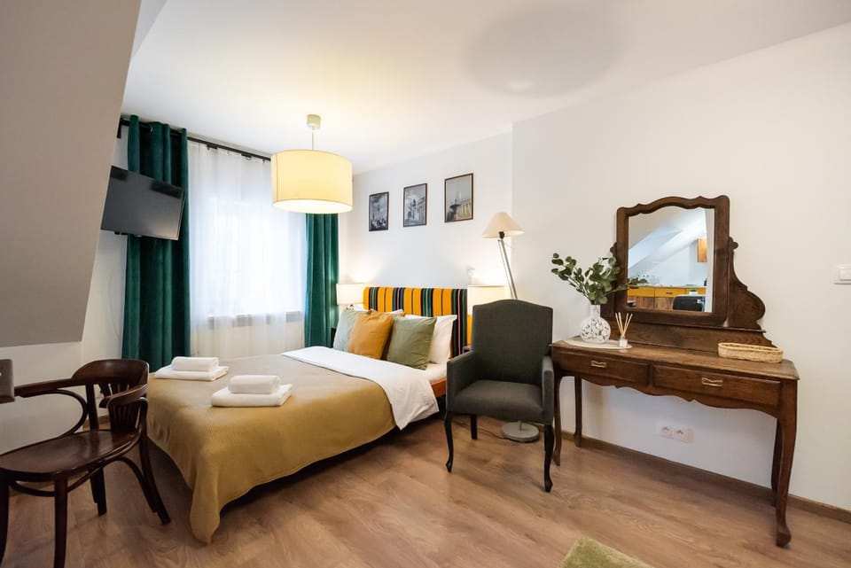 Bed, TV and multimedia, Living room, Photo of the whole room, Seating area, Bedroom, hair dresser, towels
