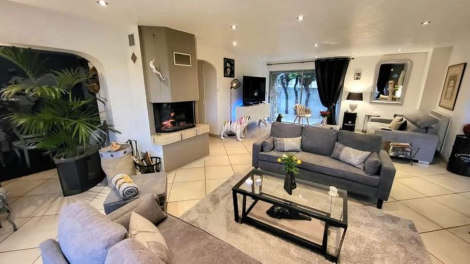 Living room, flat iron, Internal: Not applicable to any particular room