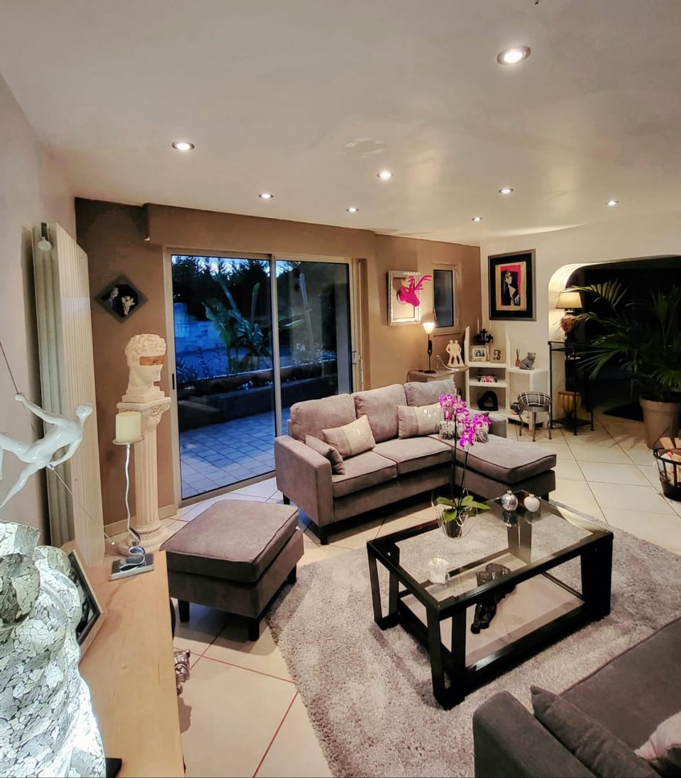 Communal lounge/ TV room, Living room