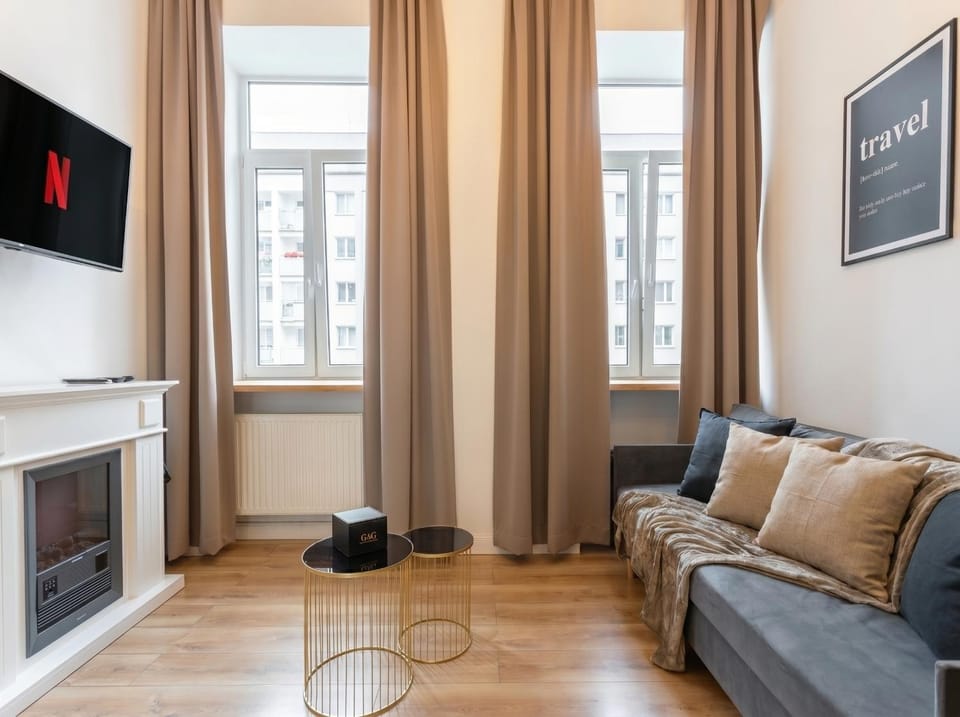 Communal lounge/ TV room, TV and multimedia, Living room, Seating area, Evening entertainment