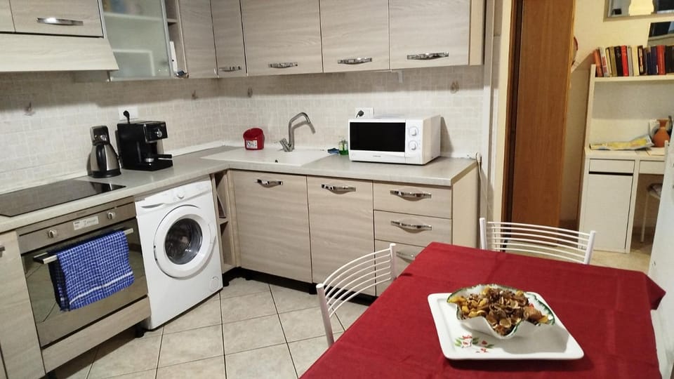 Coffee/tea facilities, Dining area, dishwasher, oven, pet friendly, stove, washing machine