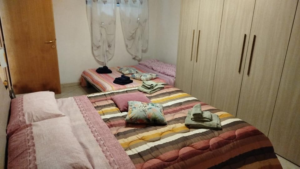 Photo of the whole room, Bedroom, towels