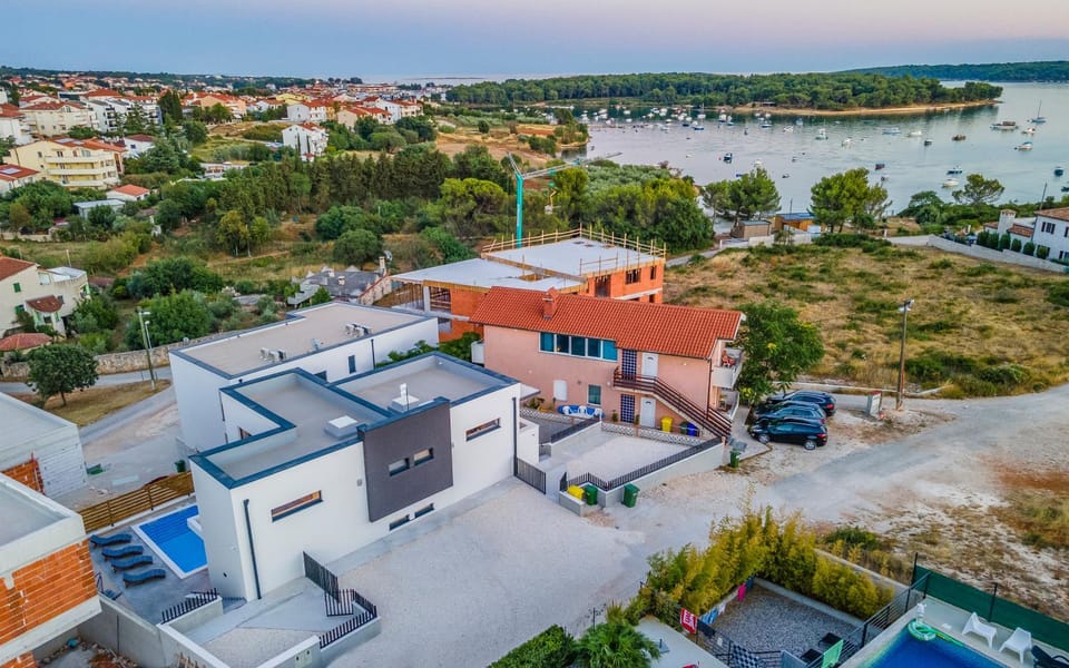 Property building, Neighbourhood, Natural landscape, Bird's eye view, Location, Parking