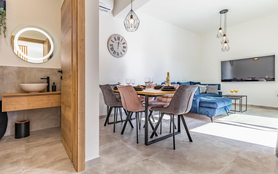 TV and multimedia, Living room, Seating area, air conditioner