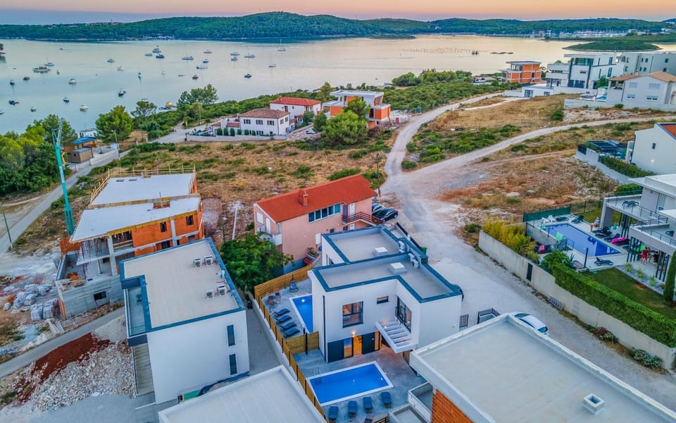 Property building, Neighbourhood, Bird's eye view, Beach, Location