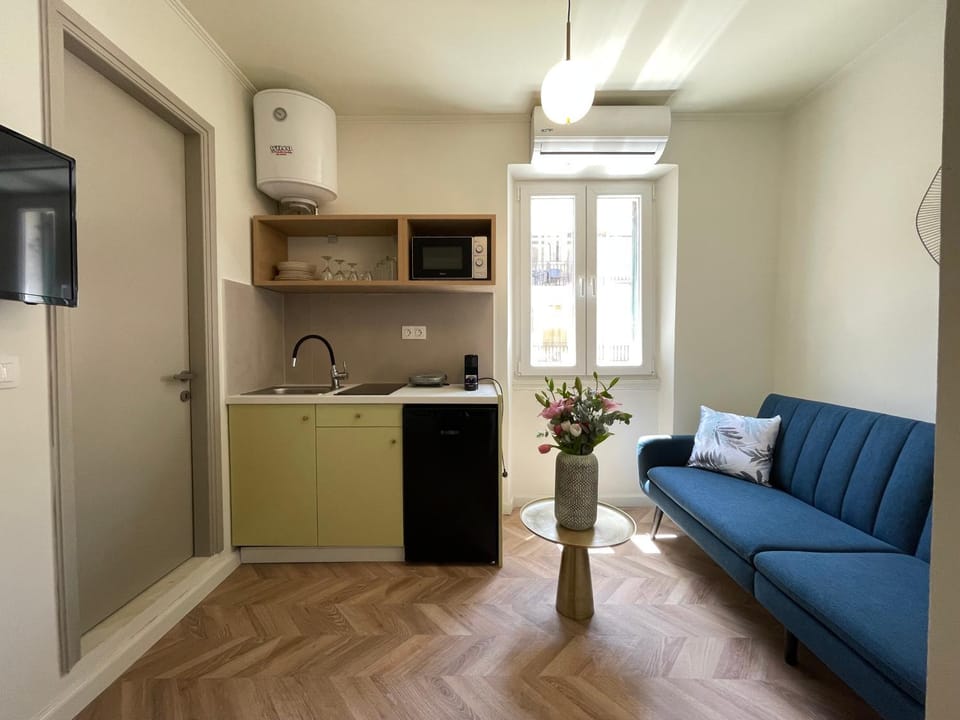 Kitchen or kitchenette, Living room, Seating area