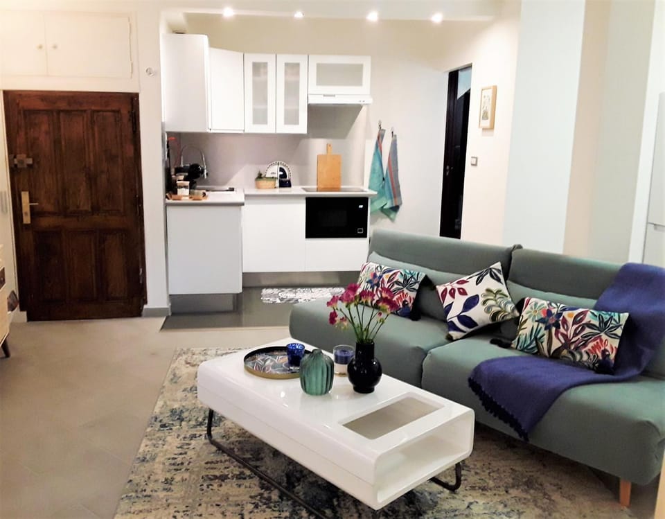 Kitchen or kitchenette, Living room, stove