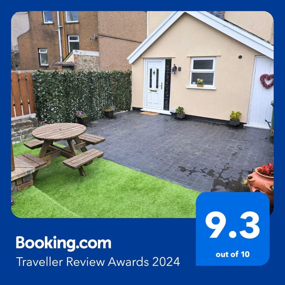 Rose Cottage Trecynon Traditional 2 bed cottage Zip World Beacons Bike House in Wales