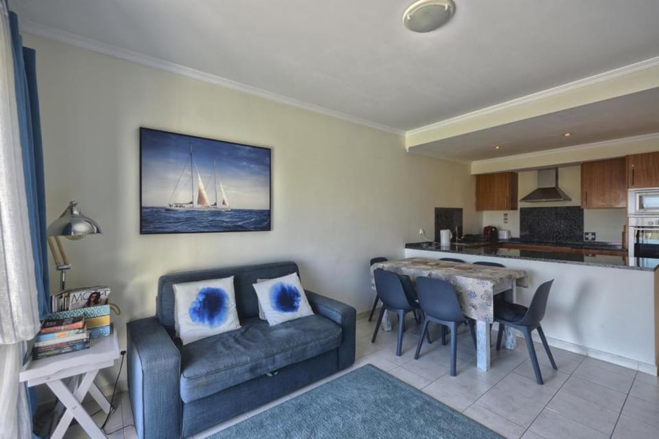 Kitchen or kitchenette, Living room, Seating area, Dining area, minibar, pet friendly, stove