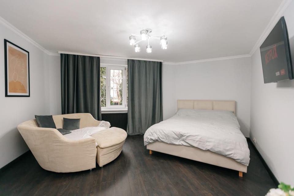 Bed, TV and multimedia, Living room, Photo of the whole room, Seating area, Bedroom