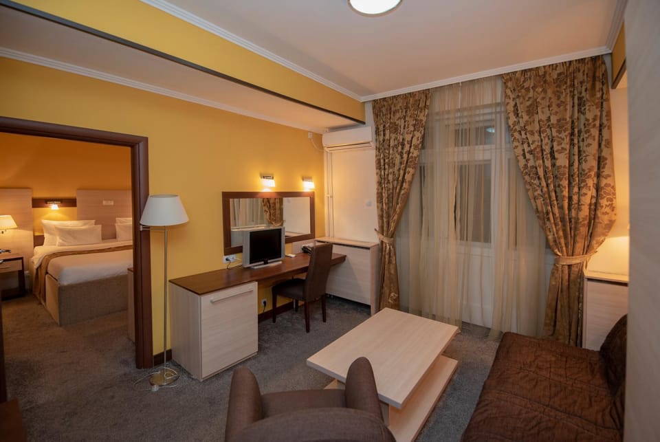 Bed, TV and multimedia, Living room, Photo of the whole room, Seating area, Bedroom