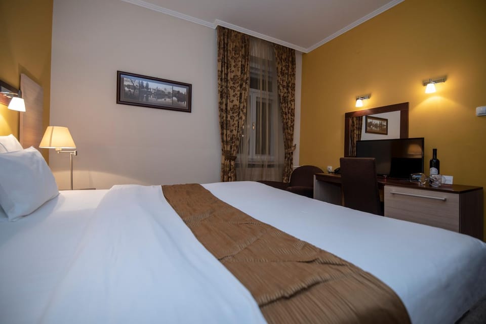 Bed, TV and multimedia, Photo of the whole room, Bedroom
