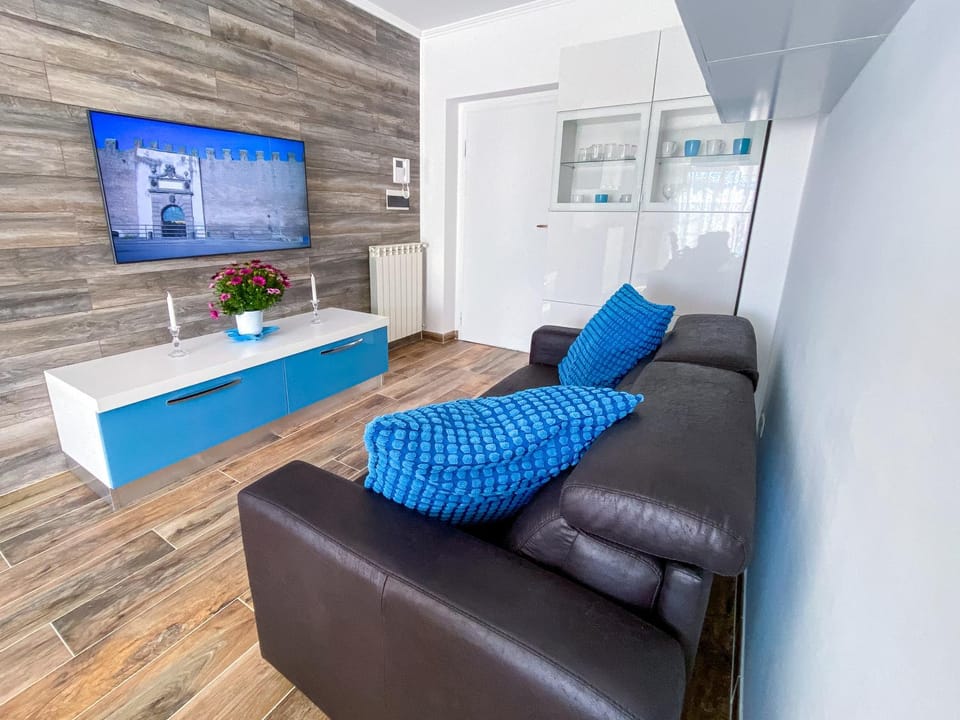 Communal lounge/ TV room, TV and multimedia, Living room, Seating area