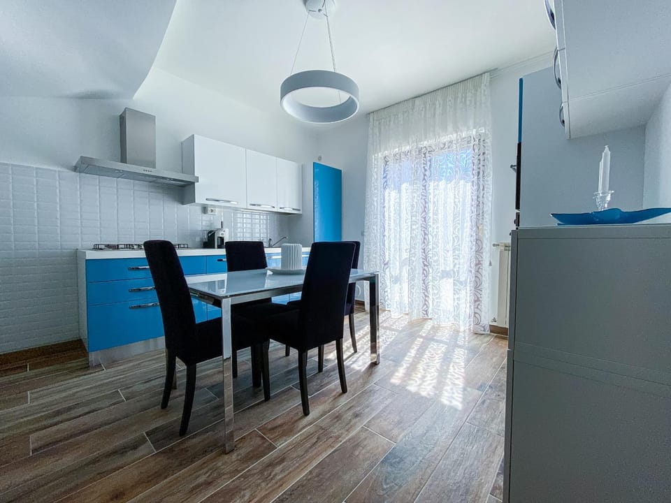 Kitchen or kitchenette, Dining area, stove