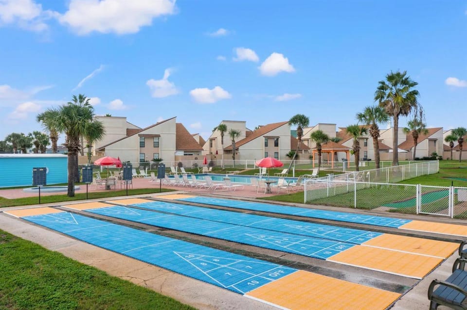 Chic Townhouse Steps to the Beach Outdoor Pools House in Panama City Beach