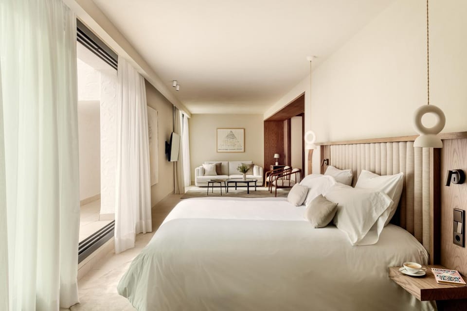 Bed, TV and multimedia, Living room, Photo of the whole room, Seating area, Bedroom