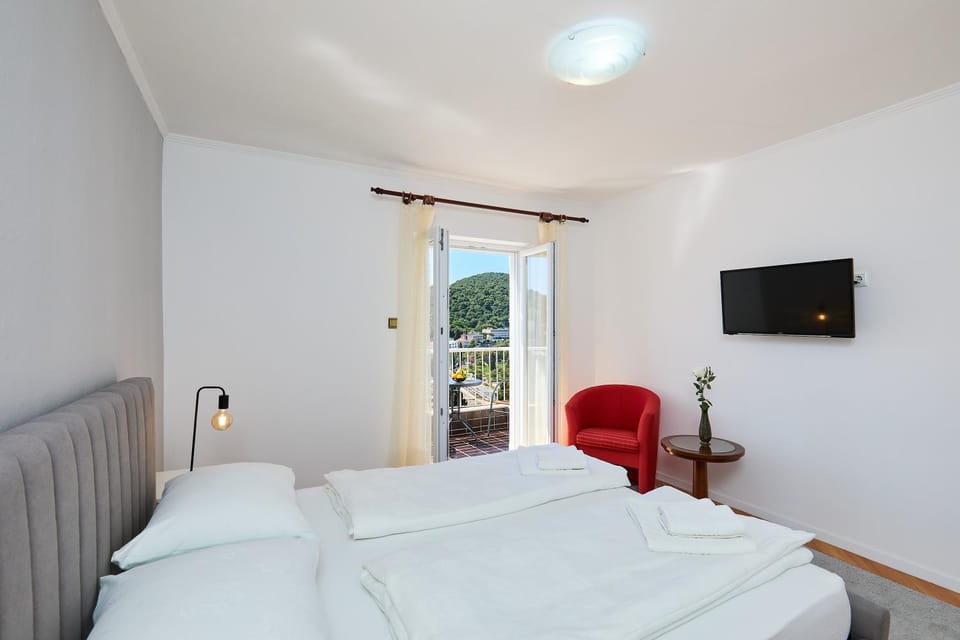 Bed, TV and multimedia, Bedroom