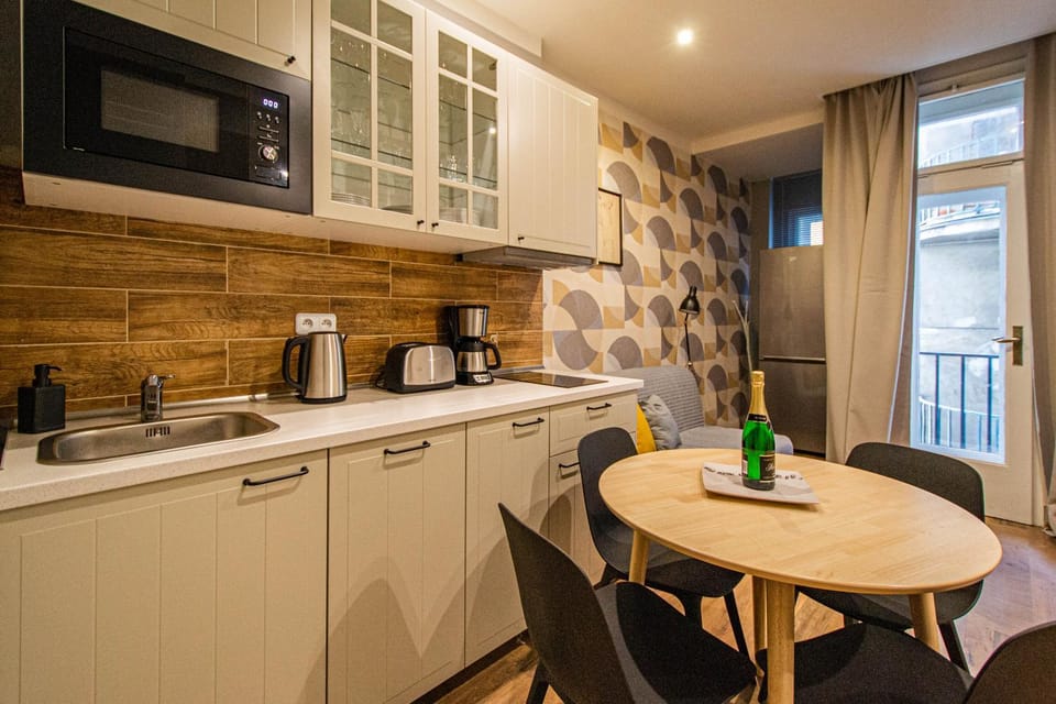 Kitchen or kitchenette, minibar, stove, toaster