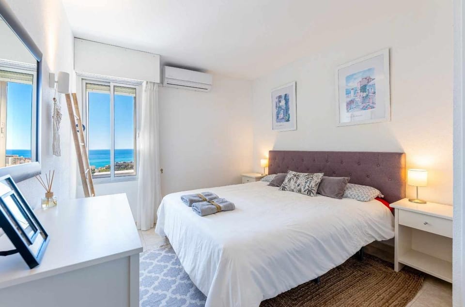 Bed, Natural landscape, Photo of the whole room, Bedroom, towels